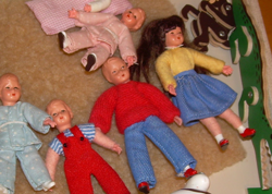 Puppen auf einer Decke 